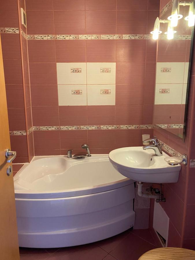 Апартаменты Sendy Apartman 2 Сфынту-Георге Экстерьер фото