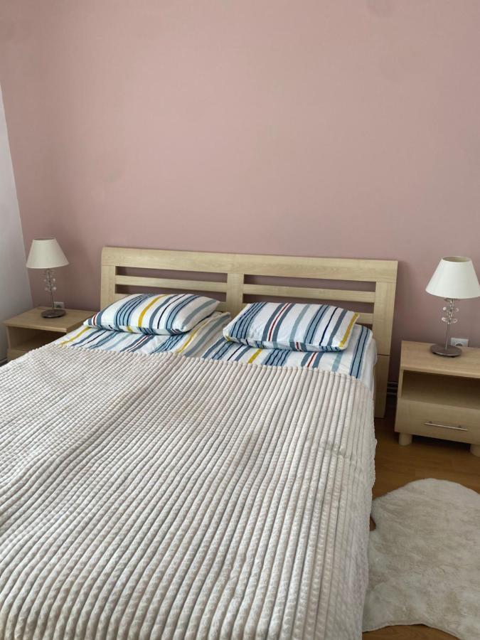Апартаменты Sendy Apartman 2 Сфынту-Георге Экстерьер фото